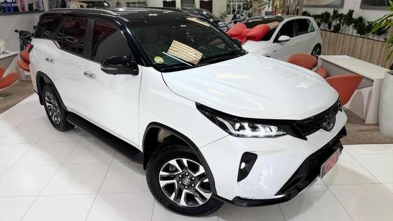 TOYOTA HILUX SW4 2.8 D-4D TURBO DIESEL DIAMOND 7L 4X4 AUTOMÁTICO